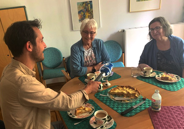 Der Reporter Mx Gilbert interviewt 2 Frauen aus Wohngruppe 2